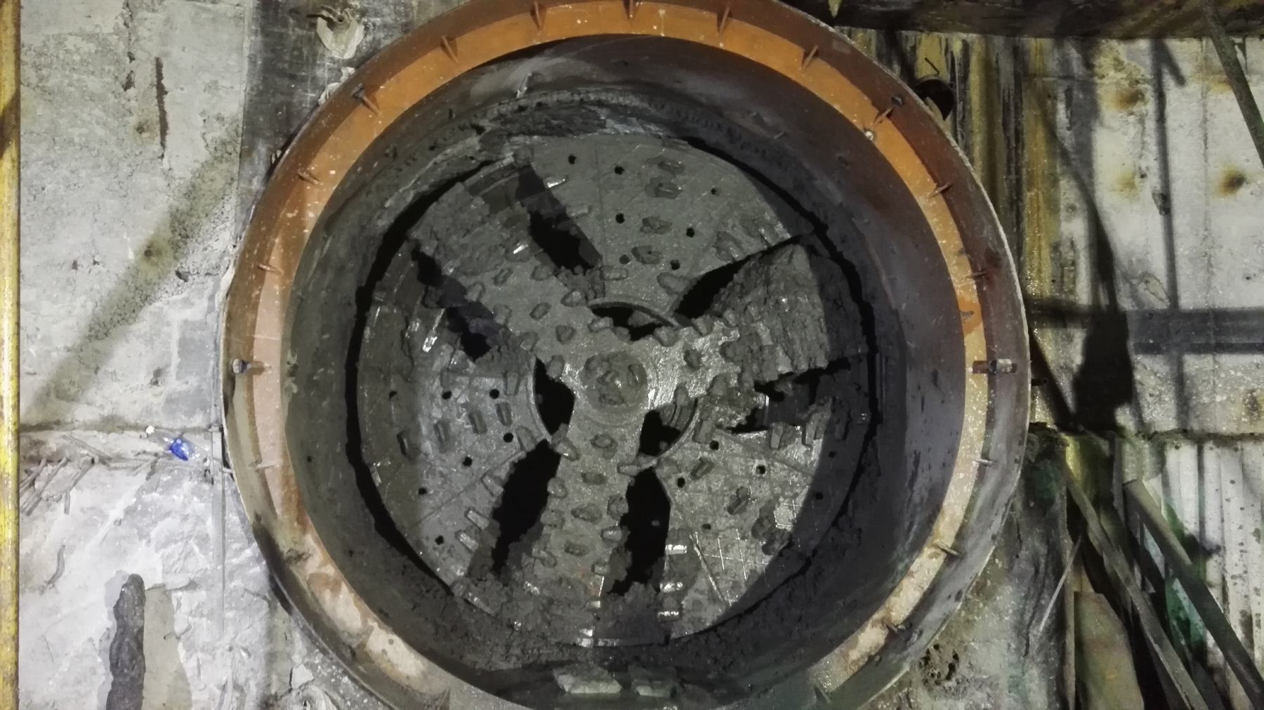 闵奉原水支线工程穿越黄浦江段顶管顺利贯通