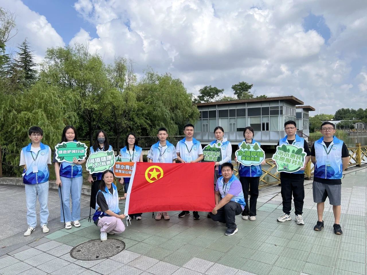 碧水守护志愿先行 美丽中国共同奋进&mdash;&mdash;5楼自拍
组织开展&ldquo;2025年六五环境日&rdquo;主题活动