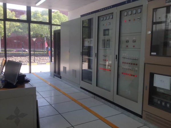 57998df8526f0.jpg 龙华机场泵站中控室.jpg